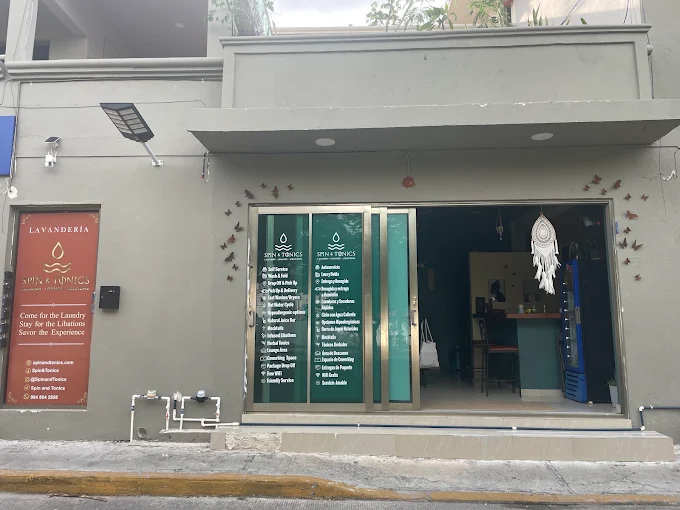 Spin & Tonics storefront in Colosio